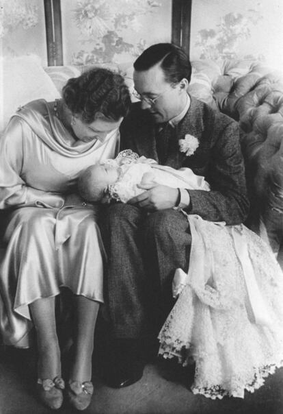 15 de febrero de 1938. La reina de Holanda Juliana y el príncipe Bernhard sosteniendo a su primera hija, la princesa Beatriz, el día de su bautismo en la iglesia de San Jacobo en La Haya (Holanda).
