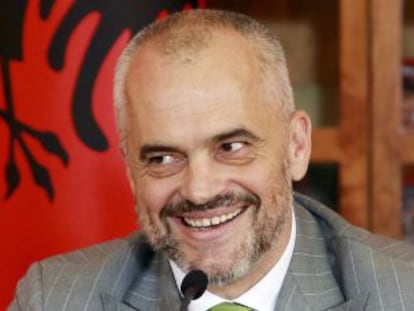 El primer ministro de Albania, Edi Rama, durante la conferencia de prensa ofrecida hoy en Tirana.