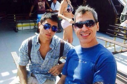 &Aacute;lex Villamayor fotografiado junto a su padre, d&iacute;as antes de su muerte.