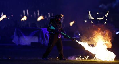 Un lanzallamas enciende fuego durante la ceremonia de clausura de los Juegos Paralímpicos Londres 2012.