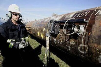 Un técnico de BP inspecciona el estado de un oleoducto mediante ultrasonidos.