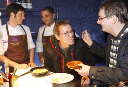 El director Pep Gatell a la izquierda y Andoni Luis Aduriz.