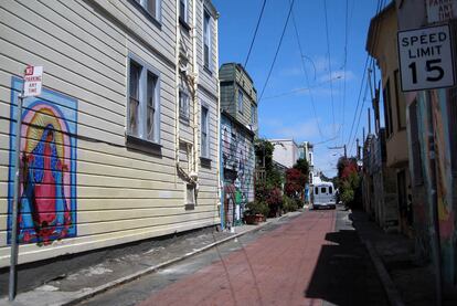 La Virgen de Guadalupe guarda el acceso a otro de los callejones de obligada visita, en esta ruta muralista por Mission District. Tranquilo y relativamente silencioso, floreado y agradable cuando el sol se cuela desde arriba, Balmy Alley cuenta excelentes murales y firmas reconocidas.  Además, la taquería Vallarta está al doblar la esquina...