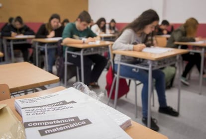 Alumnes de 4t d'ESO d'un institut de Barcelona durant les proves del 2019.