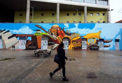 Murales de Boamistura en la biblioteca pública Miguel Delibes, en Moratalaz.