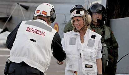 La exministra de Defensa, Carme Chacón (d), a su llegada al buque "Castilla" en abril de 2010.