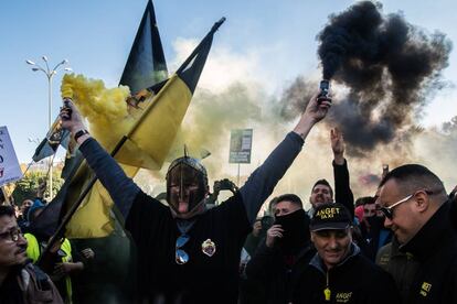 Un grupo de taxistas, durante la manifestación de este miércoles en Madrid.