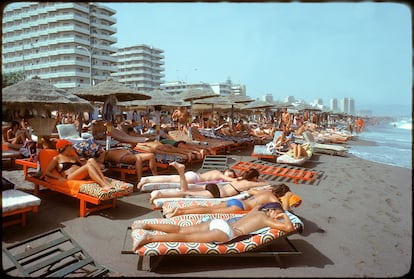 Turistas en Torremolinos en 1979