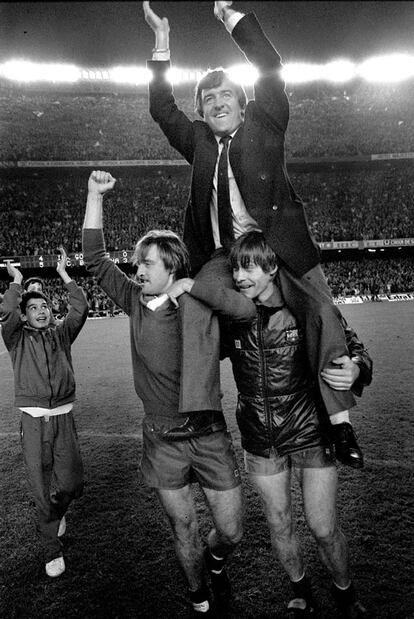 Guardiola aplaude y Clos y Migueli llevan a hombros a Venables tras batir al Gotemburgo en 1986.