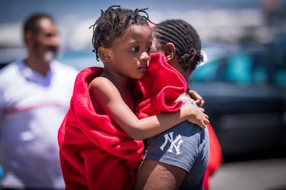 Llegada de inmigrantes al Puerto de Motril tras ser rescatados en las costas de Granada, el 16 de junio de 2018.