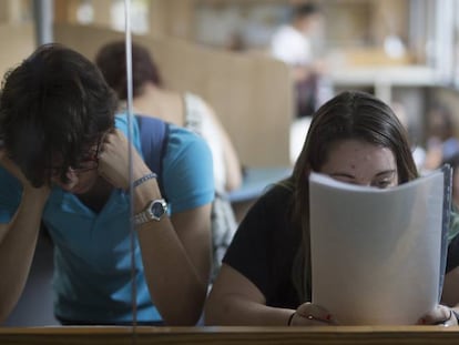 Unos estudiantes estudian antes de la Selectividad.