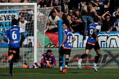 Los jugadores del Alavés celebran el gol de Joselu contra el Rayo.