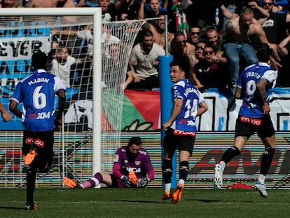 Los jugadores del Alavés celebran el gol de Joselu contra el Rayo.