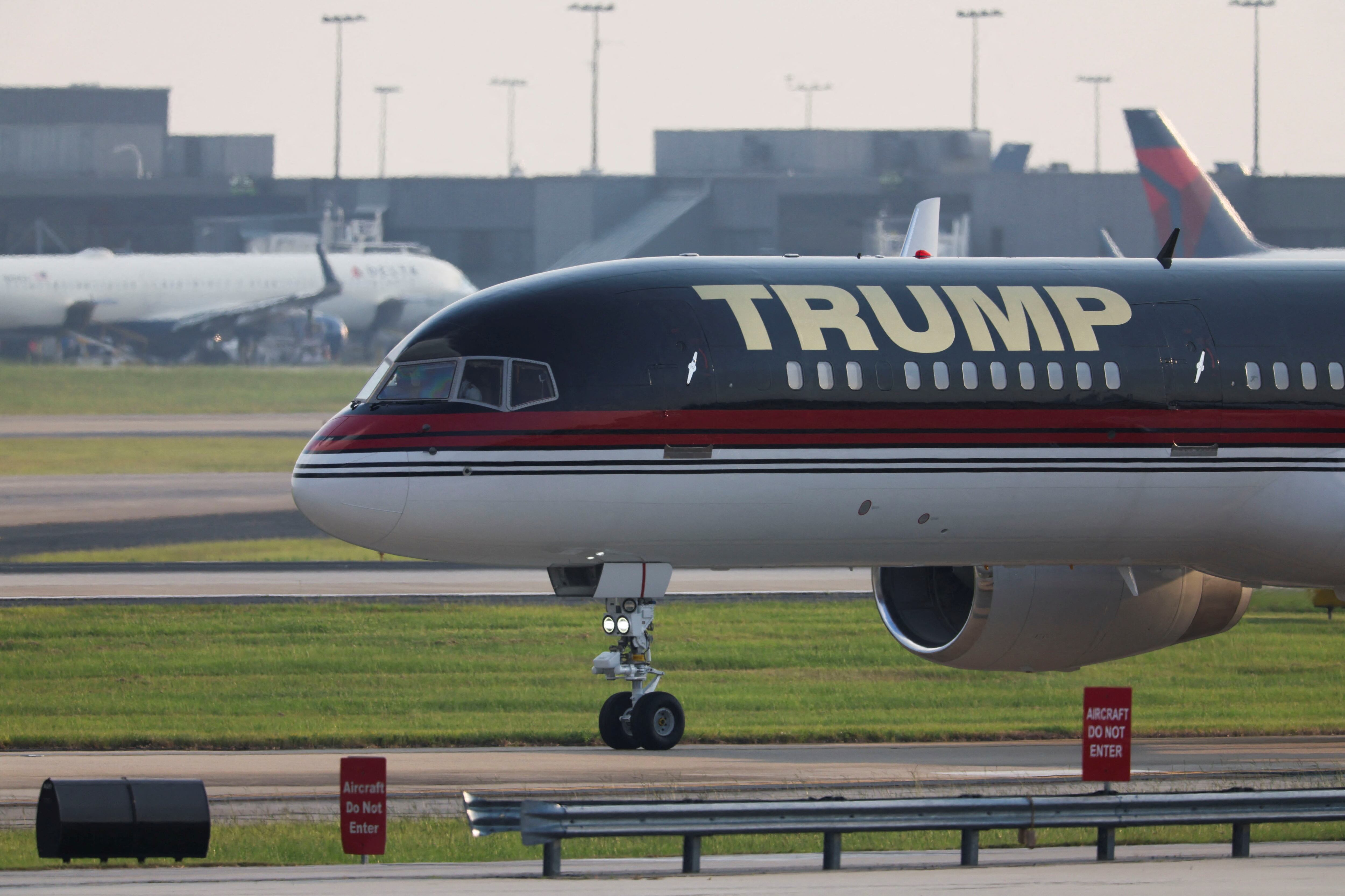 El ex presidente estadounidense Donald Trump llega al Aeropuerto Internacional Hartsfield-Jackson de Atlanta.
