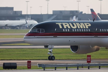 El ex presidente estadounidense Donald Trump llega al Aeropuerto Internacional Hartsfield-Jackson de Atlanta.