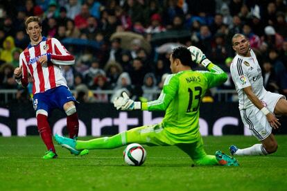 Fernando Torres logra el segundo de sus dos goles en el Bernabéu en la vuelta de los octavos de la Copa (2-2) para certificar la eliminación del Madrid.
