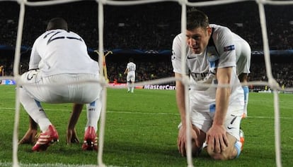 Milner y Fernandinho se lamentan tras el gol de Alves.