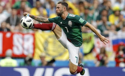 Layún controla un balón ante Alemania.