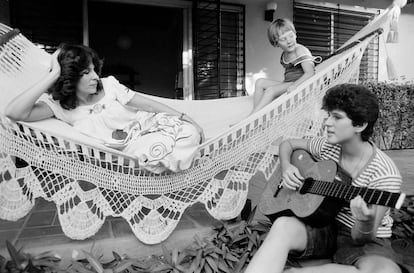 La escritora Gioconda Belli en su casa de Managua con sus hijos en 1978.