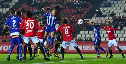 Toquero marca de cabeza al Nàstic.