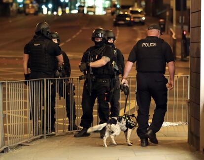 Policías armados tras la explosión del Manchester Arena.