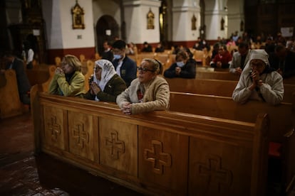 Los asistentes a una misa en Bogotá