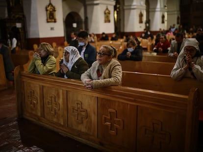 Los asistentes a una misa en Bogotá