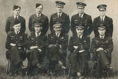 Hessel (sentado, segundo por la izquierda), en su etapa de la RAF para trabajar con la Resistencia en 1942.