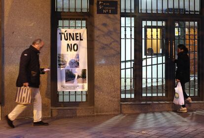 Pancartas y pintadas en contra del túnel de Padre Damián y Paseo de la Habana, junto al estadio Santiago Bernebéu en Madrid.