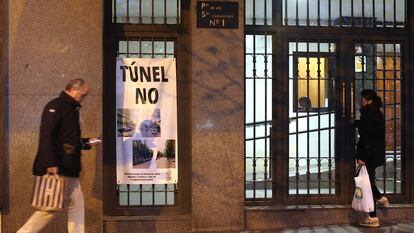 Pancartas y pintadas en contra del túnel de Padre Damián y Paseo de la Habana, junto al estadio Santiago Bernebéu en Madrid.