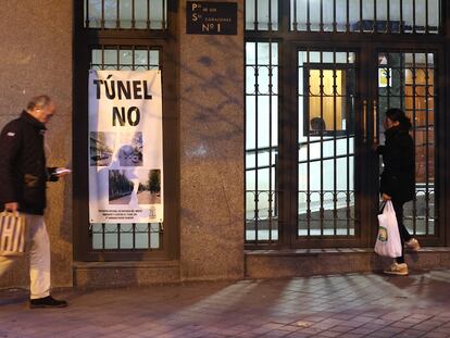 Pancartas y pintadas en contra del túnel de Padre Damián y Paseo de la Habana, junto al estadio Santiago Bernebéu en Madrid.