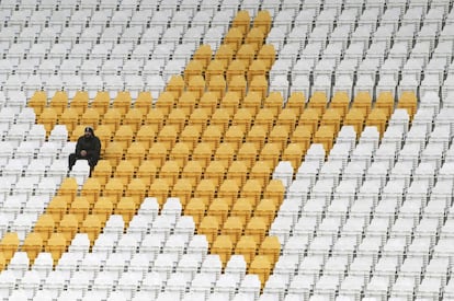 La Juve, que ganó la Liga el pasado lunes desde el sofá, ha celebrado hoy el scudetto en el Juventus Stadium. Aquí, un hincha solitario antes del comienzo del partido contra el Carpi. 