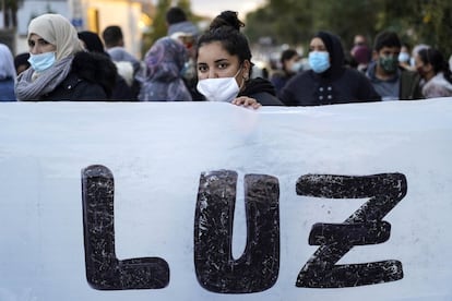 Protesta de vecinos de la Cañada Real para que se restablezca el suministro eléctrico.