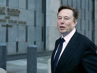 Elon Musk a la salida del juzgado de San Francisco tras declarar este martes por tercer día en el juicio sobre Tesla.