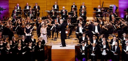 Un momento de la interpretación de la 'Missa solemnis' de Beethoven el martes en Wuppertal, con el coro situado delante de la orquesta al igual que en el concierto organizado por el compositor en Viena el 7 de mayo de 1824.