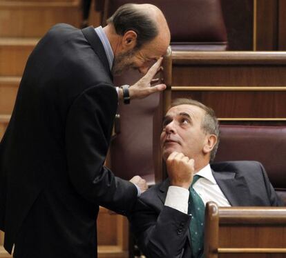 Alfredo Pérez Rubalcaba saluda a José Antonio Alonso ayer en el Congreso.