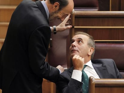 Alfredo Pérez Rubalcaba saluda a José Antonio Alonso ayer en el Congreso.