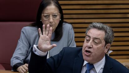 El portavoz parlamentario de Vox en la Comunidad Valenciana, José María Llanos, delante de la presidenta de las Cortes Valencianas, Llanos Massó, también de la formación ultra, durante el debate de este miércoles.