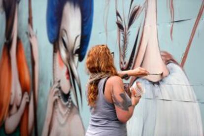 Uno de los murales de Wynwood Walls, el distrito 'arty' de Miami, durante la celebración del festival Art Basel 2013.