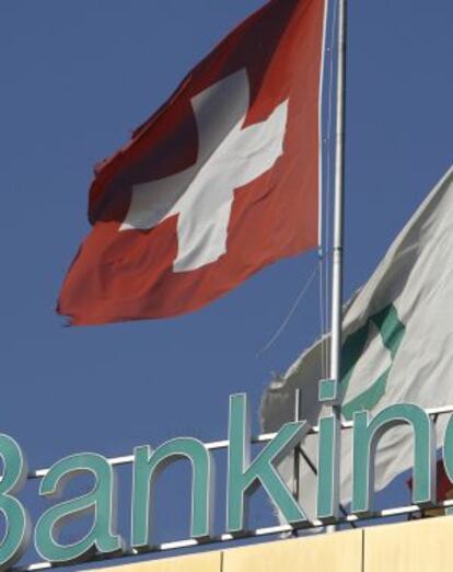 La bandera suiza ondea sobre la sede del Dresdner Bank en Suiza.