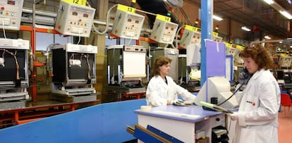 Dos trabajadoras de una planta de Fagor.