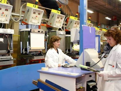 Dos trabajadoras de una planta de Fagor.