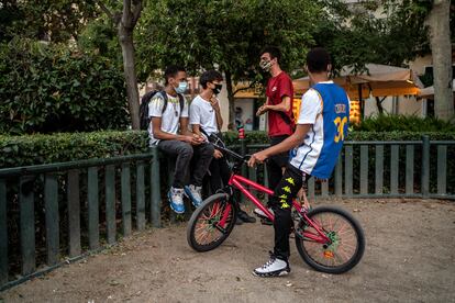 Otro grupo de adolescentes. De espaldas, con la camiseta de Stephen Curry, Darlin, de 17 años, que cree que el acoso policial sobre ellos para cumplir las normas es mayor.