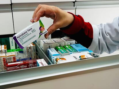 Una caja de apixaban de Teva en una farmacia de Portugal, donde el nombre de este principio activo es apixabano.