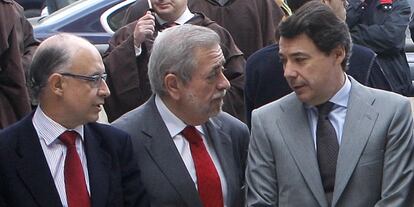 Cristóbal Montoro y Antonio Beteta, 'número dos' del ministro de Hacienda, conversan con el presidente regional, Ignacio González.
