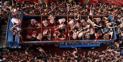 Vista aérea de la calle principal de la localidad valenciana de Buñol donde tiene lugar la fiesta La Tomatina.