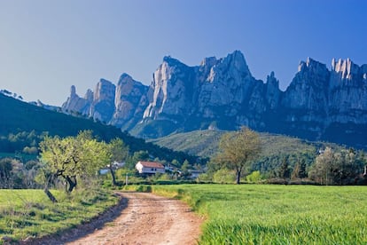 La tradición monacal española hace muchos siglos que hizo del silencio una forma de descanso y de encuentro con uno mismo. Sus hospederías permiten pasar unos días de oración, o de simple descanso, reflexión o estudio. Hoy siguen estando muy solicitados. Solo hay que llamar, reservar con antelación y atender a las normas que impone cada monasterio, como el del macizo de Montserrat, en Barcelona.