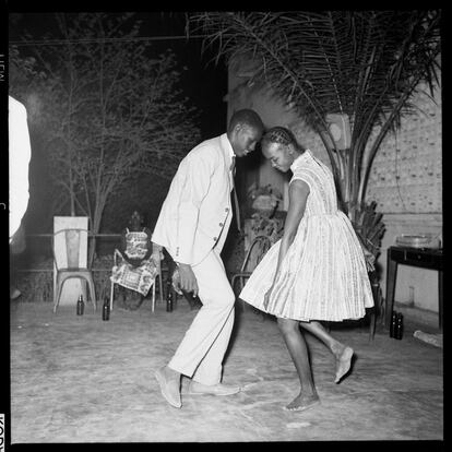'Nuit de Noël (Happy Club)'. Sidibé pertenece a la primera generación poscolonial que, durante los años 50 y 60 retrataron el espíritu festivo de las ciudades, como en esta noche de Bamako. 
