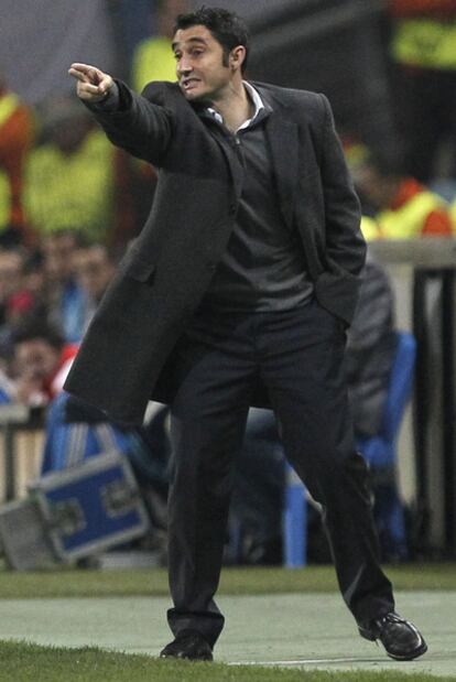 El entrenador español del Olympiakos Ernesto Valverde da instrucciones a sus jugadores durante el partido contra el Olympique de Marsella del pasado noviembre.