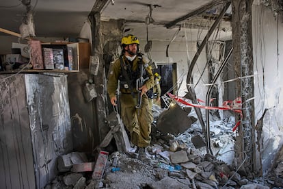 Soldados inspeccionan el interior de una vivienda dañada por un ataque iraní en Beersheba (Israel), este martes.